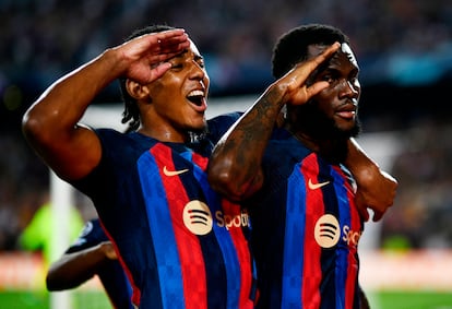 Koundé celebra con Kessie un gol del Barcelona.