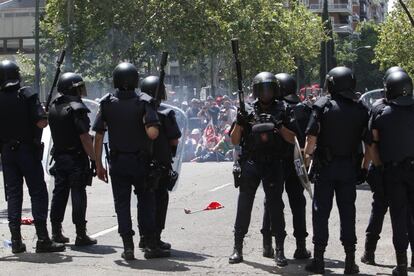 La polic&iacute;a carga contra los mineros que protestan frente al Ministerio de Industria.