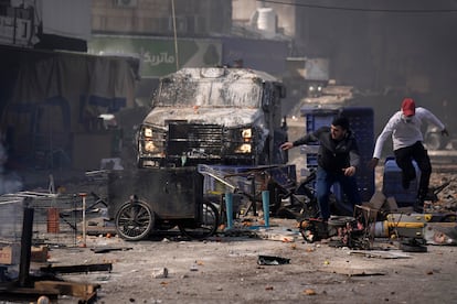 Un momento de los enfrentamientos entre los palestinos y las fuerzas militares israelíes en la ciudad cisjordana de Nablus este miércoles.