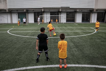 Niños del CF Tramuntana se entrenan en el Pabellón Olímpico Municipal de La Mina.