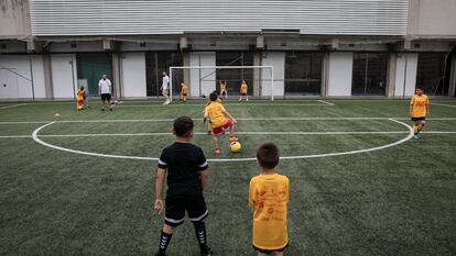 Niños del CF Tramuntana se entrenan en el Pabellón Olímpico Municipal de La Mina.