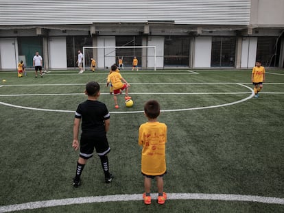 Niños del CF Tramuntana se entrenan en el Pabellón Olímpico Municipal de La Mina.