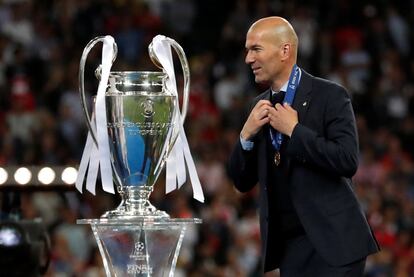 El entrenador del Real Madrid, Zinedine Zidane, junto a la Copa de Europa. 