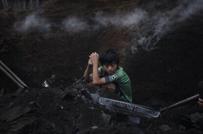 Manuel soporta temperaturas de más de 40 grados. Además, enfermó de covid-19. Aunque tuvo problemas respiratorios no pudo acceder a una bombona de oxígeno por los altos costos que supone, especialmente en zonas remotas del Amazonas.