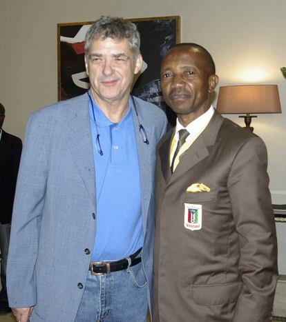 El presidente de la Real Federación Española de Fútbol (RFEF), Ángel María Villar, posa junto a su homólogo guineano, Domingo Mituy Edjang.