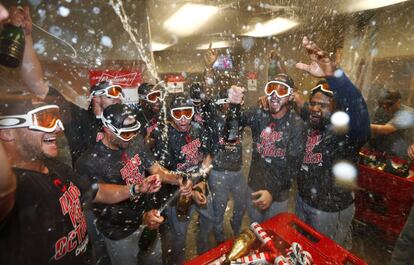 Los Cleveland Indians celebran su victoria contra los Detroit Tigers en un partido de béisbol.