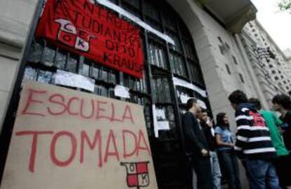 Alumnos en la entrada de la escuela secundaria técnica Otto Krause, que permanece tomada por estudiantes para protestar contra cambios curriculares programados por la Alcaldía de Buenos Aires. EFE/Archivo