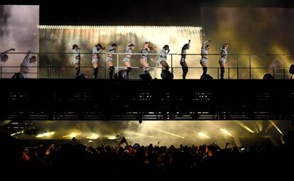 Beyoncé, en medio, en su espectáculo 'On the Run II Tour', el pasado agosto en Nueva Jersey.