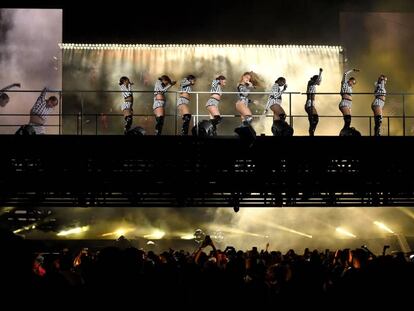 Beyoncé, en medio, en su espectáculo 'On the Run II Tour', el pasado agosto en Nueva Jersey.