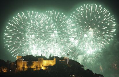 El castillo de San Jorge de Lisboa con los fuegos artificiales al fondo, durante los primeros minutos del Año Nuevo.