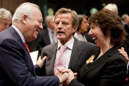Miguel Ángel Moratinos, con el francés Bernard Kouchner y la alta representante de la UE, Catherine Ashton.