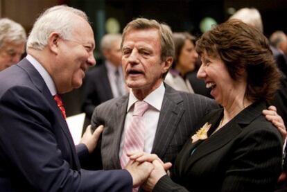 Miguel Ángel Moratinos, con el francés Bernard Kouchner y la alta representante de la UE, Catherine Ashton.