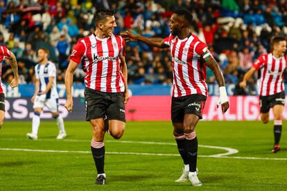 Vivian e Iñaki Williams celebran el primer gol del equipo bilbaíno.