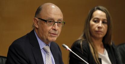 Crist&oacute;bal Montoro, ministro de Hacienda, junto a Elena Collado, secretaria de Estado de Funci&oacute;n P&uacute;blica.