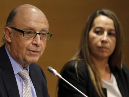 Crist&oacute;bal Montoro, ministro de Hacienda, junto a Elena Collado, secretaria de Estado de Funci&oacute;n P&uacute;blica.