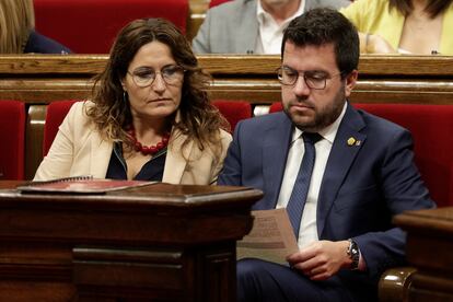 El presidente de la Generalitat, Pere Aragonès, asiste junto la consellera del Presidencia al pleno del Parlamento de Cataluña que debate y vota las propuestas de JxCat y ERC para interponer un recurso de inconstitucionalidad contra la ley estatal de vivienda.