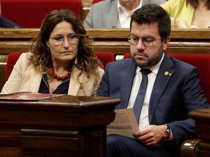 El presidente de la Generalitat, Pere Aragonès, asiste junto la consellera del Presidencia al pleno del Parlamento de Cataluña que debate y vota las propuestas de JxCat y ERC para interponer un recurso de inconstitucionalidad contra la ley estatal de vivienda.