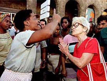 Dos mujeres discuten en La Habana, en 1998: la de la izquierda apoya a Fidel Castro; la de la derecha, no.