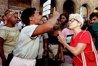 Dos mujeres discuten en La Habana, en 1998: la de la izquierda apoya a Fidel Castro; la de la derecha, no.