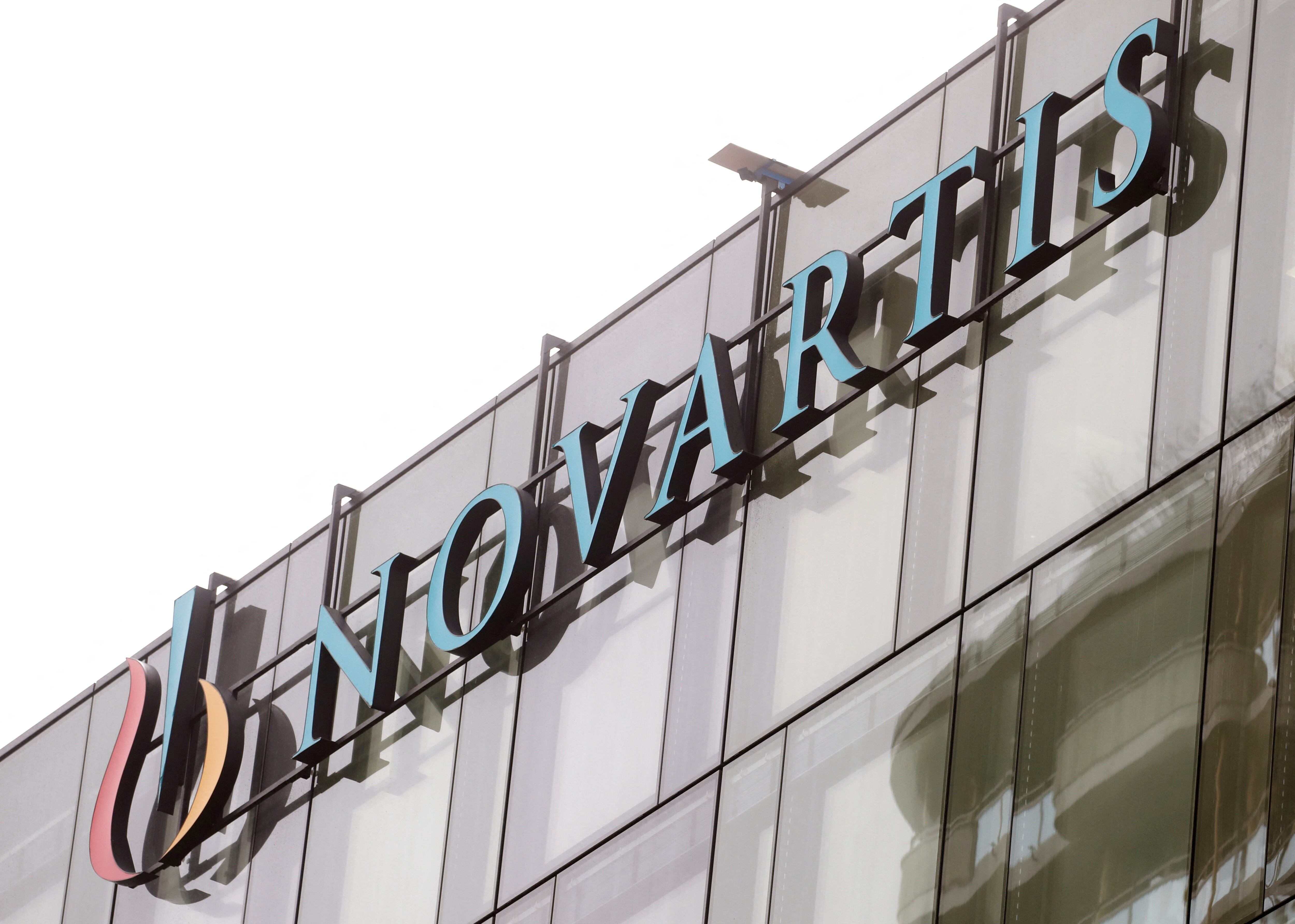 Logotipo de Novartis en la sede central de la compañía en Rotkreuz, Suiza.