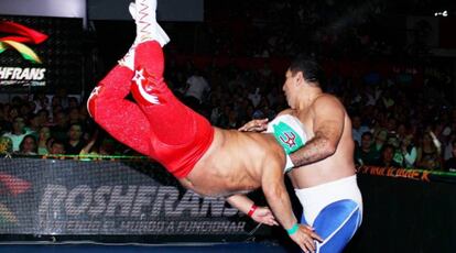 Lance de 'Super Astro' a 'Blue Panther'.