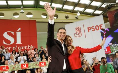 Pedro Sánchez y su mujer Begoña Gómez Fernández, en la proclamación de Sánchez como candidato a las elecciones del 26 de junio de 2016.