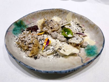FLOR DE YOGUR, PIEDRA COMESTIBLE DE YUZU, BARRO DE TOFEE Y BIZCOCHO DE SOJA / CAPEL