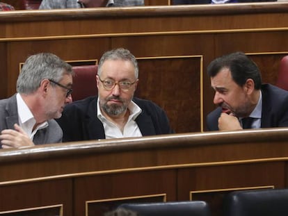 El 'número dos' de Ciudadanos, José Manuel Villegas, junto al portavoz, Juan Carlos Girauta y el coordinador general del PP, Fernando Martínez- Maíllo.