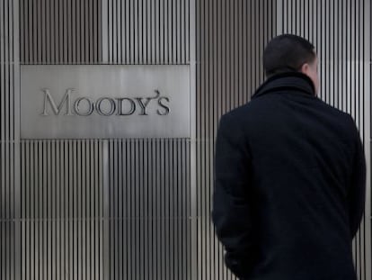 Un hombre ante la sede de Moody&#039;s en Nueva York 