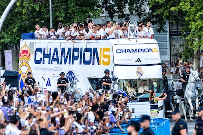 El autobús del Real Madrid entra en Cibeles.