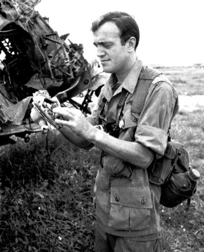 Peter Arnett, correspondente da agência Associated Press, ao norte de Saigon. A guerra do Vietnã foi a primeira a ser televisionada. Dela ficam imagens que entraram para a história dos ícones bélicos, como a fotografia de Kim Phuc mostrando a menina que corria nua, com suas roupas devoradas pelas chamas do napalm.