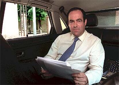 José Bono, en su coche oficial de presidente de Castilla-La Mancha.