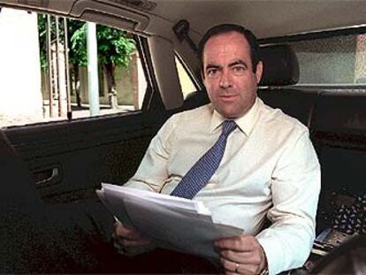 José Bono, en su coche oficial de presidente de Castilla-La Mancha.
