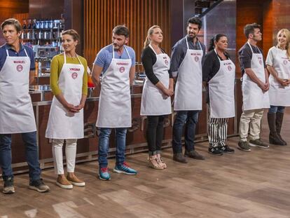 Los nueve concursantes famosos ante su primer reto.