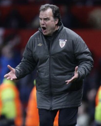 Bielsa da instrucciones durante el partido en Old Trafford.