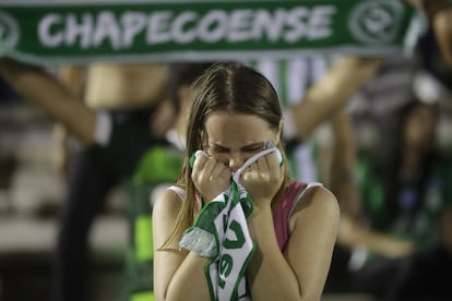 Una seguidora del equipo de fútbol Chapecoense muestra su tristeza en las gradas del estadio del equipo en Chapecó (Brasil).