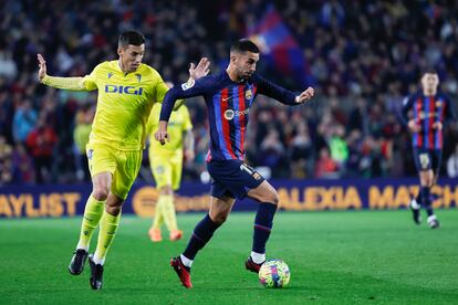 Ferrán Torres desborda a Alcaraz durante el Barcelona-Cádiz.