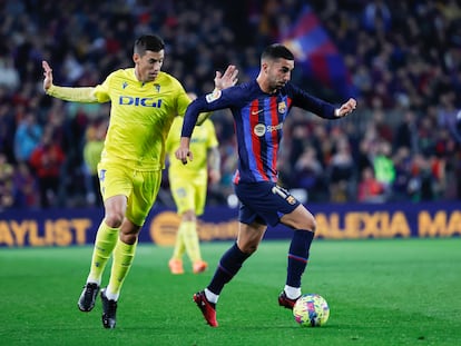 Ferrán Torres desborda a Alcaraz durante el Barcelona-Cádiz.