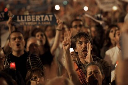 En la concentración, convocada para las 20.00 horas, podían verse algunos carteles con lemas como "Libertad Jordis, presos políticos del Estado español", "Help Catalonia", "Save Europe" o "República ahora" y se escuchan gritos de "Libertad", "Todos somos Jordi", "Fuera la justicia española" o "Independencia".