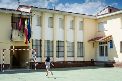 Naomi, de nueve años, y Gabriela, de 11, juegan en la cancha de su nueva escuela, en Pareja.