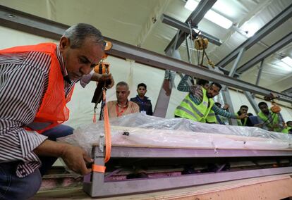 Un equipo trabaja para movilizar una gran pieza de madera y así llevarla al laboratorio para ser restaurada, en Giza (Egipto).
