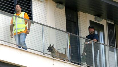 La Guardia Civil, dirigi&eacute;ndose al domicilio de Antoni Mart&iacute;.