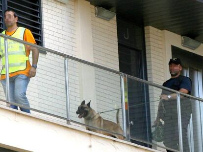 La Guardia Civil, dirigi&eacute;ndose al domicilio de Antoni Mart&iacute;.