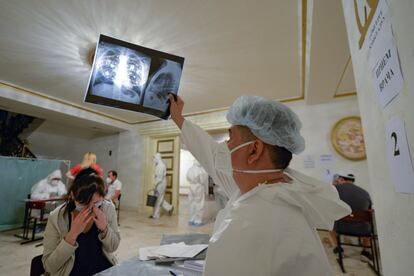 Un médico revisa la radiografía del pulmón de una mujer enferma de coronavirus en un restaurante convertido en hospital de campaña en Bishkek (Kirguistán). Afganistán, Suiza, Kirguistán, Ghana, Japón y Azerbaiyán han registrado ya más de 30.000 positivos, mientras que Irlanda, Argelia, Serbia, Moldavia, Uzbekistán, Austria y Marruecos sobrepasan los 20.000.