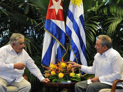 Pepe Mujica (&agrave; esq.) e Ra&uacute;l Castro, em encontro em Havana, em 24 de julho de 2013. 