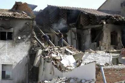 Los bomberos trabajan entre los escombros de una casa de Baeza afectada por un accidente de un avión militar.