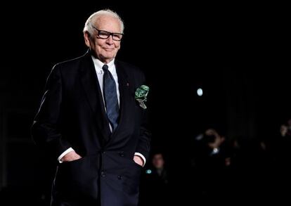 Pierre Cardin en el Salón del Tinell en Barcelona.