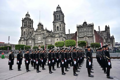 Cadetes del Colegio Militar antes del inicio del desfile.