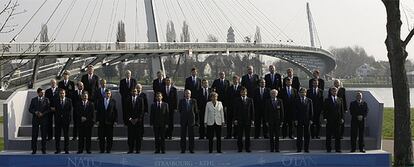 Los líderes de la OTAN posan antes del inicio de la segunda jornada de la cumbre de la OTAN que se celebra en la ciudad francesa de Estrasburgo