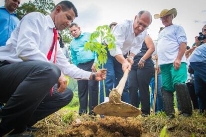Geraldo Alckmin durante ação para preservar mananciais.